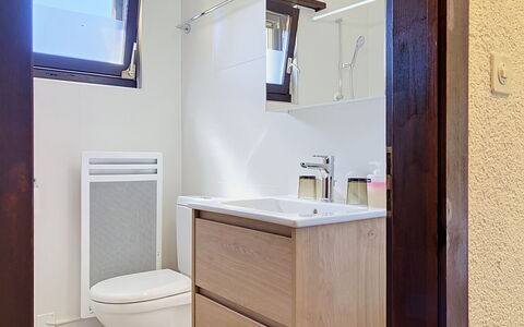 Dorenavant: Armatur, Badezimmer, Badezimmerschrank, Flooring, Bad Sink, Fussboden, Interior Design, Spiegel, Sinken, Zapfhahn
