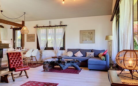 Dorenavant: Möbel, Interior Design, Flooring, Couch, Fussboden, Wohnzimmer, Holz, Zimmer, Decke, Beleuchtung