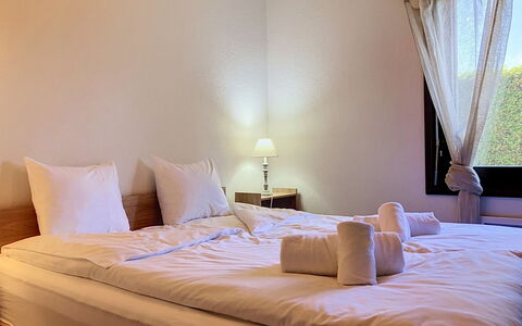 Dorenavant: Bett, Schlafzimmer, Holz, Bettdecke, Fussboden, Flooring, Bedding, Interior Design, Bettrahmen, Beleuchtung