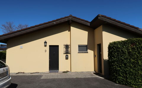 Dorenavant: Himmel, Gebäude, Pflanze, Haus, Schatten, Tür, Grundstueck, Hütte, Wohngebiet