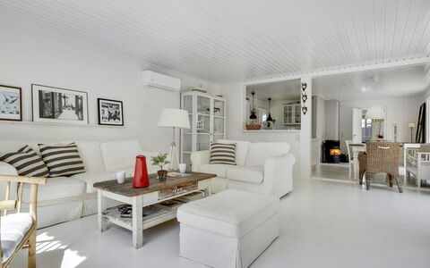 Kaino - 700M from the Sea: Couch, Interior Design, Möbel, Wohnzimmer, Decke, Flooring, Fussboden, Zuhause, Zimmer