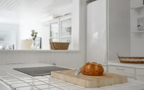 Kaino - 700M from the Sea: Flooring, Küche, Countertop, Möbel, Interior Design, Fussboden, Cabinetry, Küchengerät, Natürliches Material