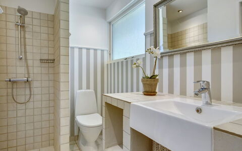Kaino - 700M from the Sea: Badezimmer, Armatur, Interior Design, Flooring, Toilleten Sitz, Toilette, Bad Sink, Fussboden, Sinken, Zapfhahn