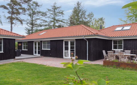 Ribanna - 650M from the Sea: Haus, Dach, Zuhause, Wohngebiet, Hütte, Tür, Estate, Garten, Rasen, Schatten