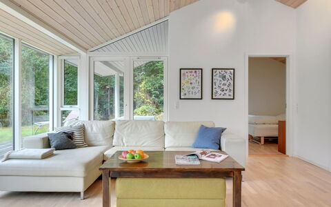 Heino - 3.5Km from the Sea: Möbel, Interior Design, Flooring, Holz, Fussboden, Decke, Holzboden, Stuhl, Tabelle, Beleuchtung