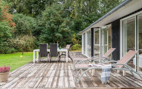 Heino - 3.5Km from the Sea: Möbel, Interior Design, Flooring, Holz, Fussboden, Decke, Holzboden, Stuhl, Tabelle, Beleuchtung