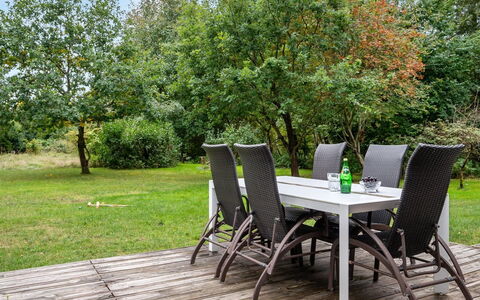Heino - 3.5Km from the Sea: Möbel, Interior Design, Flooring, Holz, Fussboden, Decke, Holzboden, Stuhl, Tabelle, Beleuchtung