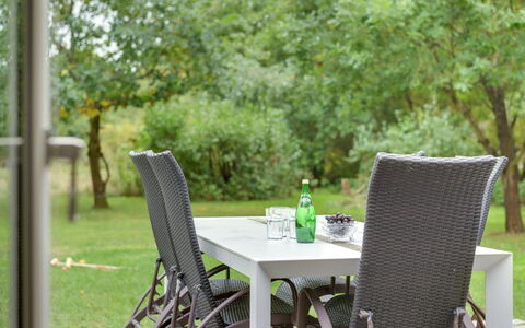 Heino - 3.5Km from the Sea: Möbel, Interior Design, Flooring, Holz, Fussboden, Decke, Holzboden, Stuhl, Tabelle, Beleuchtung