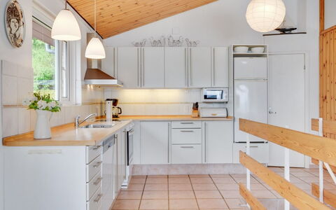 Grumme - 30M to the Fjord: Küche, Countertop, Interior Design, Flooring, Küchengerät, Holz, Möbel, Decke, Light Fixture, Cabinetry