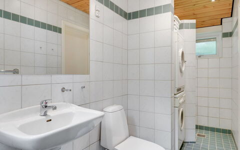 Grumme - 30M to the Fjord: Badezimmer, Armatur, Bad Sink, Sinken, Flooring, Fussboden, Toilette, Interior Design, Toilleten Sitz, Zapfhahn
