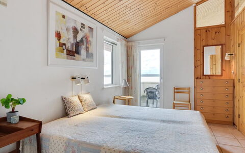 Grumme - 30M to the Fjord: Möbel, Interior Design, Bett, Schlafzimmer, Wand, Fussboden, Flooring, Holz, Decke, Zimmer