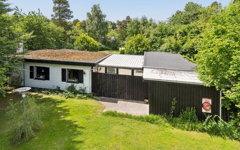 Gadde - 1Km from the Sea: Haus, Wohngebiet, Zuhause, Dach, Landschaft, Strauch, Grundstueck, Hütte, Ländliches Gebiet