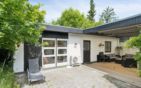 Gadde - 1Km from the Sea: Haus, Zuhause, Dach, Tür, Hütte, Garten, Schatten, Beton, Garten, Estate