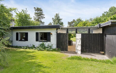 Gadde - 1Km from the Sea: Zuhause, Haus, Grundstueck, Dach, Hütte, Garten, Hinterhof, Rasen, Estate, Schatten