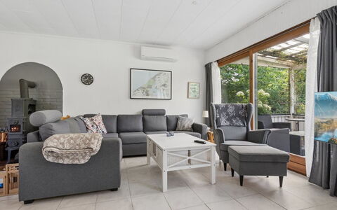 Gadde - 1Km from the Sea: Möbel, Interior Design, Couch, Flooring, Wohnzimmer, Holz, Fussboden, Zimmer, Decke