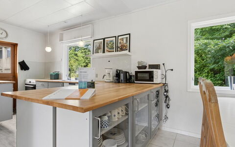 Gadde - 1Km from the Sea: Küche, Küchengerät, Countertop, Flooring, Major Appliance, Interior Design, Cabinetry, Möbel, Holz, Haushaltsgerät