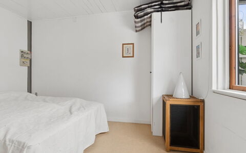 Gadde - 1Km from the Sea: Wand, Flooring, Fussboden, Interior Design, Holz, Decke, Schlafzimmer, Möbel, Bett, Zimmer
