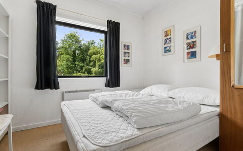 Gadde - 1Km from the Sea: Bett, Schlafzimmer, Interior Design, Decke, Bettdecke, Bedding, Fussboden, Zimmer, Möbel, Bettrahmen