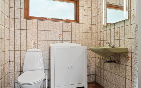 Gadde - 1Km from the Sea: Flooring, Wand, Armatur, Fussboden, Badezimmer, Interior Design, Sinken, Bad Sink, Fliese, Installation