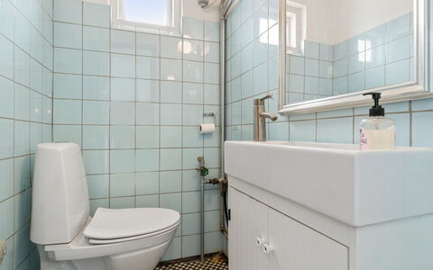 Gadde - 1Km from the Sea: Toilleten Sitz, Badezimmer, Toilette, Armatur, Wand, Flooring, Interior Design, Fussboden, Sinken, Bad Sink