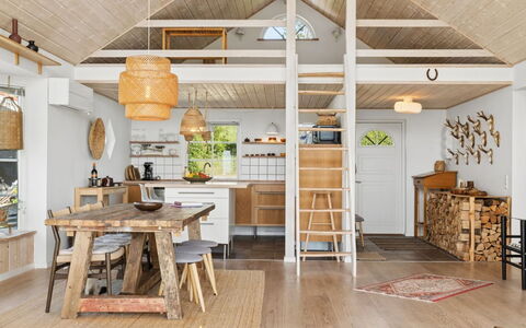 Bernadete - 50M to the Fjord: Möbel, Holz, Interior Design, Decke, Flooring, Fussboden, Stuhl, Holzboden, Küche, Light Fixture