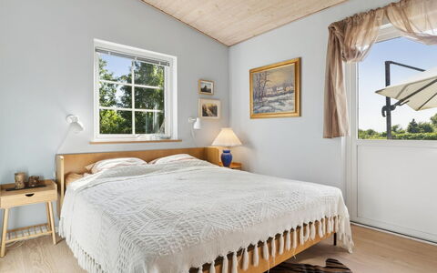 Bernadete - 50M to the Fjord: Möbel, Bett, Interior Design, Schlafzimmer, Fussboden, Flooring, Holz, Bedding, Bettdecke, Decke