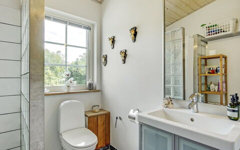 Bernadete - 50M to the Fjord: Wand, Badezimmer, Armatur, Flooring, Interior Design, Fussboden, Zapfhahn, Toilette, Installation, Sinken