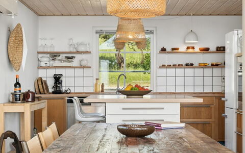 Bernadete - 50M to the Fjord: Möbel, Küche, Holz, Interior Design, Flooring, Countertop, Cabinetry, Light Fixture, Decke, Fussboden