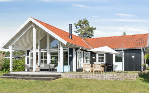 Bernadete - 50M to the Fjord: Zuhause, Dach, Haus, Hütte, Estate, Bauernhaus, Veranda, Abstellgleis, Rasen, Garten