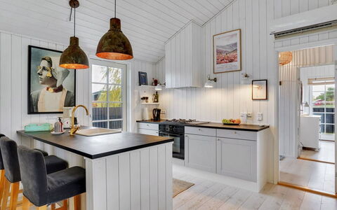 Mojsej: Küche, Holz, Flooring, Interior Design, Decke, Countertop, Möbel, Cabinetry, Light Fixture, Fussboden
