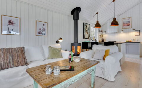Mojsej: Decke, Interior Design, Couch, Möbel, Wohnzimmer, Flooring, Zuhause, Zimmer, Light Fixture