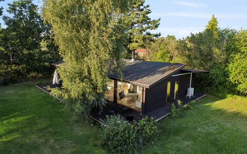 Erikka - 300M to the Fjord: Blau, Strauch, Hütte, Ground, Garten, Estate, Schatten, Landscaping, Bauernhaus, Eco Hotel