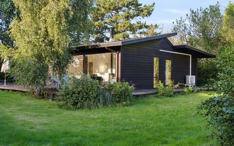 Erikka - 300M to the Fjord: Blau, Strauch, Hütte, Ground, Garten, Estate, Schatten, Landscaping, Bauernhaus, Eco Hotel
