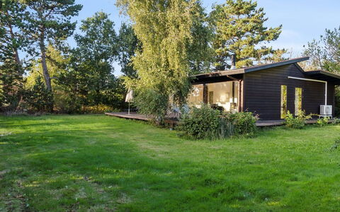 Erikka - 300M to the Fjord: Blau, Strauch, Hütte, Ground, Garten, Estate, Schatten, Landscaping, Bauernhaus, Eco Hotel