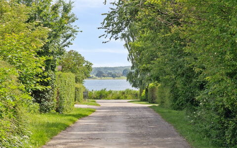 Erikka - 300M to the Fjord: Blau, Strauch, Hütte, Ground, Garten, Estate, Schatten, Landscaping, Bauernhaus, Eco Hotel