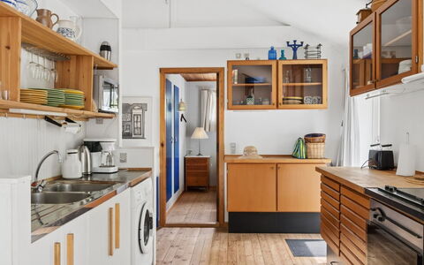 Carmen - 25M from the Sea: Küche, Holz, Flooring, Küchengerät, Countertop, Interior Design, Möbel, Major Appliance, Cabinetry, Fussboden
