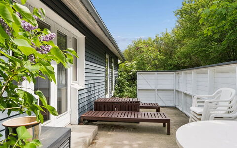 Carmen - 25M from the Sea: Zuhause, Fussboden, Abstellgleis, Schatten, Verbundwerkstoff, Tür, Gartenmöbel, Deck, Garten, Hinterhof