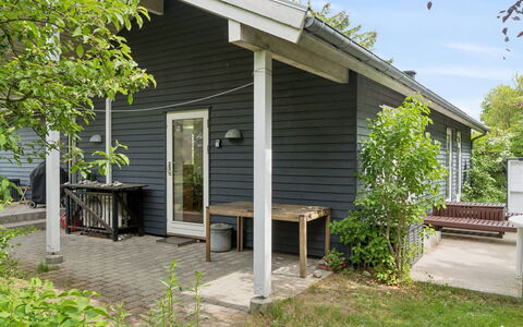 Carmen - 25M from the Sea: Holz, Abstellgleis, Haus, Zuhause, Strauch, Hütte, Veranda, Dach, Tür