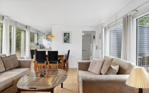 Hannelore - 700M from the Sea: Möbel, Couch, Interior Design, Flooring, Fussboden, Holz, Wohnzimmer, Decke, Zimmer, Tabelle