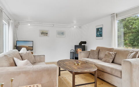 Hannelore - 700M from the Sea: Möbel, Couch, Interior Design, Flooring, Fussboden, Wohnzimmer, Holz, Zimmer, Decke