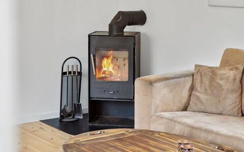 Hannelore - 700M from the Sea: Feuerstelle, Holzofen, Kamin, Wohnzimmer, Kamin, Zimmerpflanze, Lampe