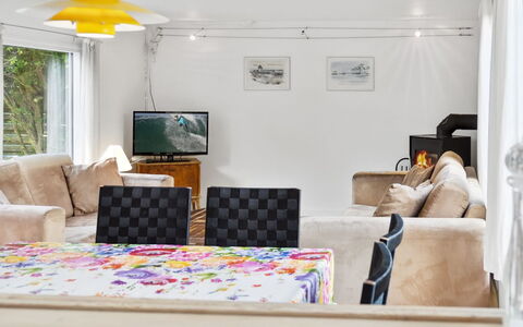 Hannelore - 700M from the Sea: Möbel, Interior Design, Couch, Flooring, Wand, Fussboden, Wohnzimmer, Decke, Holz, Light Fixture