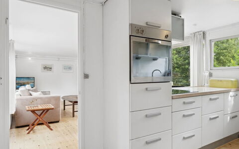 Hannelore - 700M from the Sea: Flooring, Interior Design, Holz, Countertop, Fussboden, Cabinetry, Küche, Möbel, Major Appliance, Küchengerät