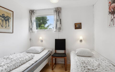 Hannelore - 700M from the Sea: Wand, Holz, Schlafzimmer, Bett, Interior Design, Möbel, Fussboden, Zuhause, Bedding, Wohnung