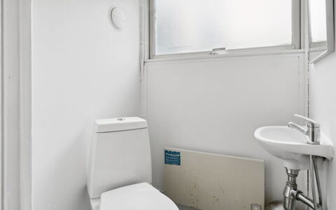 Hannelore - 700M from the Sea: Toilleten Sitz, Armatur, Wand, Badezimmer, Flooring, Fussboden, Toilette, Interior Design, Installation, Sinken