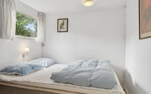 Hannelore - 700M from the Sea: Bett, Schlafzimmer, Möbel, Interior Design, Bettdecke, Bedding, Holz, Fussboden, Linens, Flooring