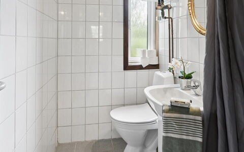 Rietrikki - 1.5Km from the Sea: Badezimmer, Interior Design, Toilleten Sitz, Toilette, Armatur, Flooring, Fussboden, Fliese, Installation, Sinken