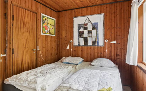 Rietrikki - 1.5Km from the Sea: Holz, Interior Design, Flooring, Fussboden, Schlafzimmer, Bett, Decke, Bettdecke, Möbel, Zimmer