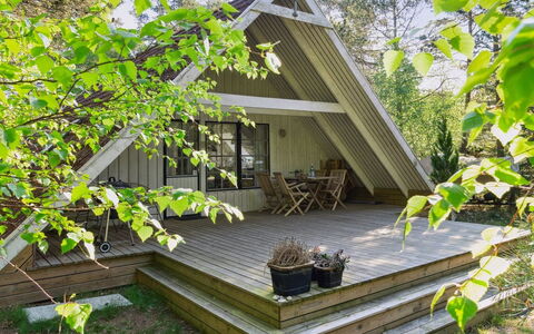 Jörn - 800M from the Sea: Möbel, Interior Design, Flooring, Holz, Fussboden, Decke, Holzboden, Stuhl, Tabelle, Beleuchtung