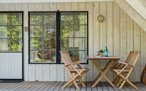 Jörn - 800M from the Sea: Möbel, Interior Design, Flooring, Holz, Fussboden, Decke, Holzboden, Stuhl, Tabelle, Beleuchtung